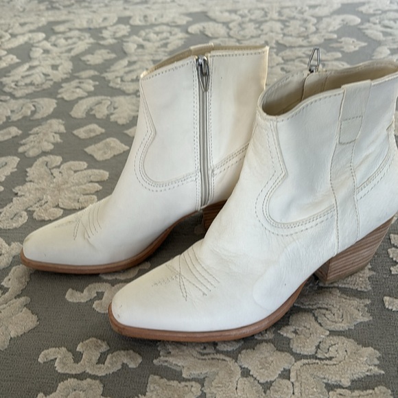 Women’s booties - Picture 2 of 5